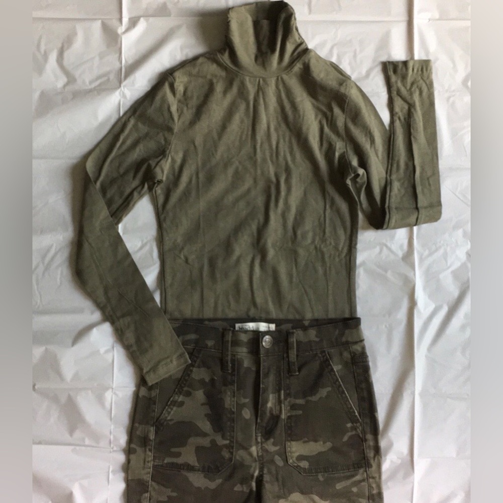 Olive Green Turtleneck Long Sleeve Top- Sz Small - Picture 7 of 11